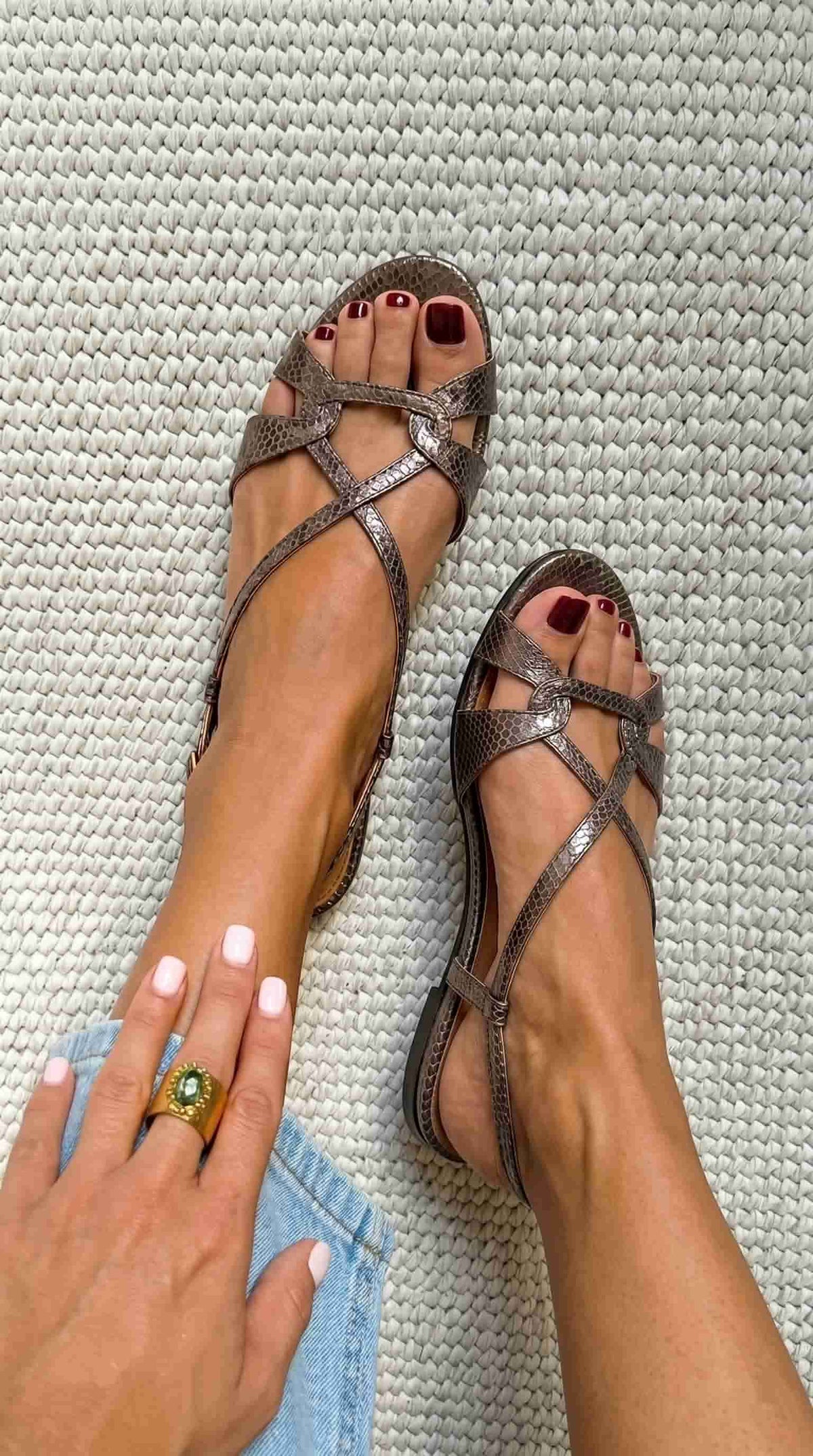 Sandalias bajas con efecto serpiente, color bronce y punta abierta