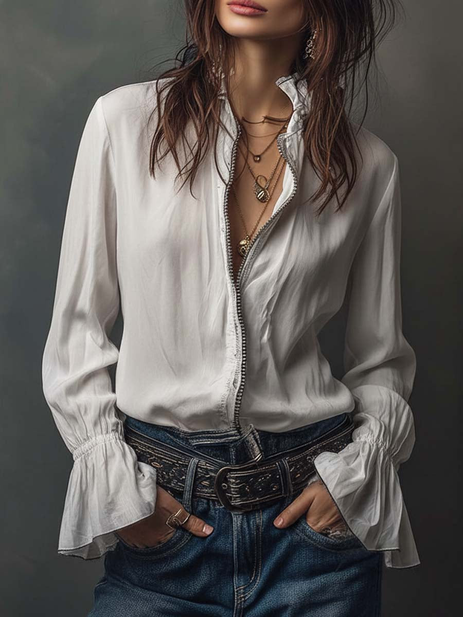 Blusa blanca con cremallera frontal y puños con volantes