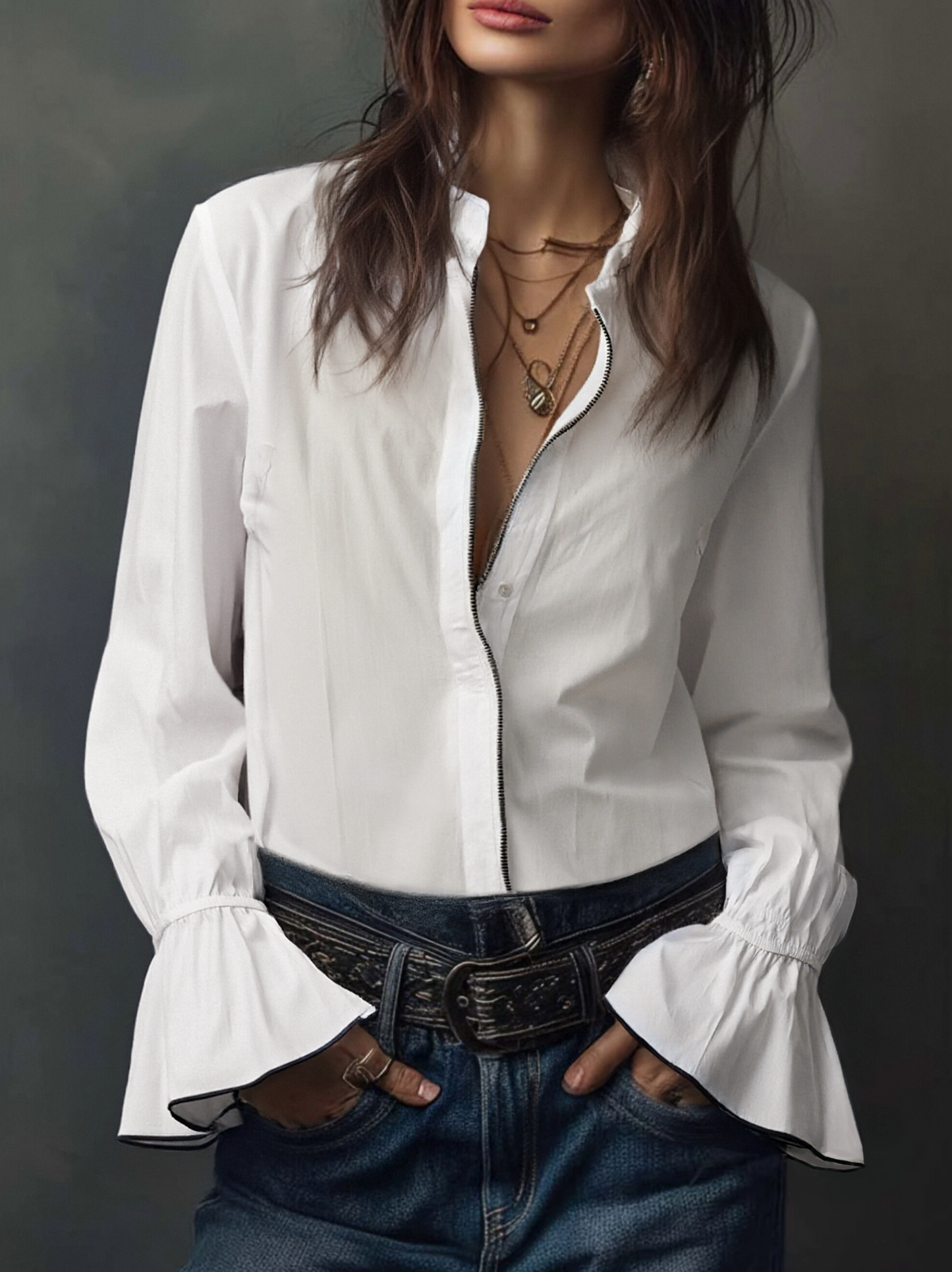 Blusa blanca con cremallera frontal y puños con volantes