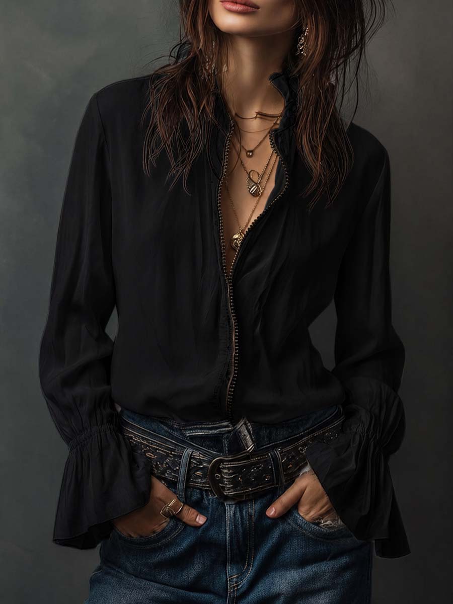 Blusa blanca con cremallera frontal y puños con volantes