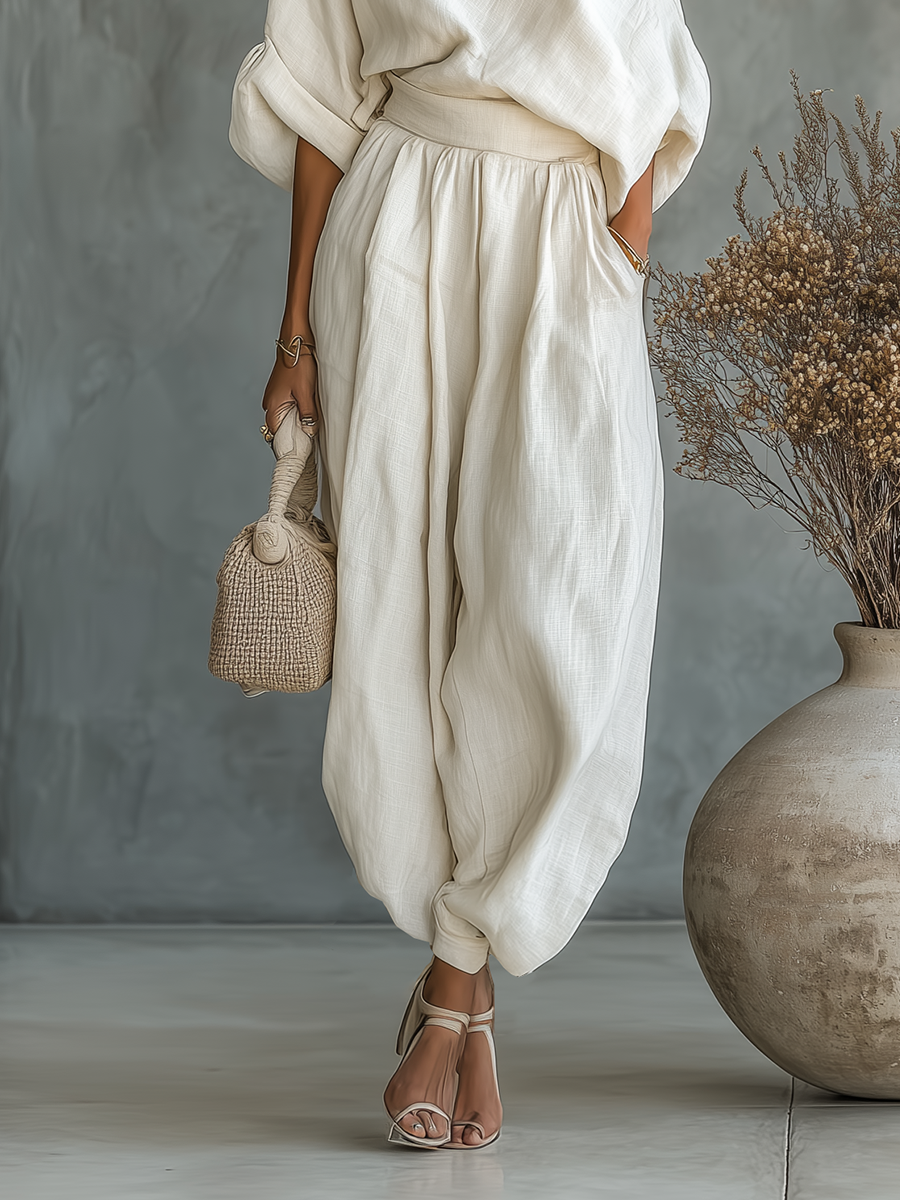 Blanca | Conjunto de lino en color blanco roto para mujer, con top con hombros al aire y pantalones ajustados