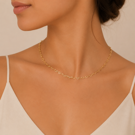 Collar minimalista de cadena con corazones abiertos